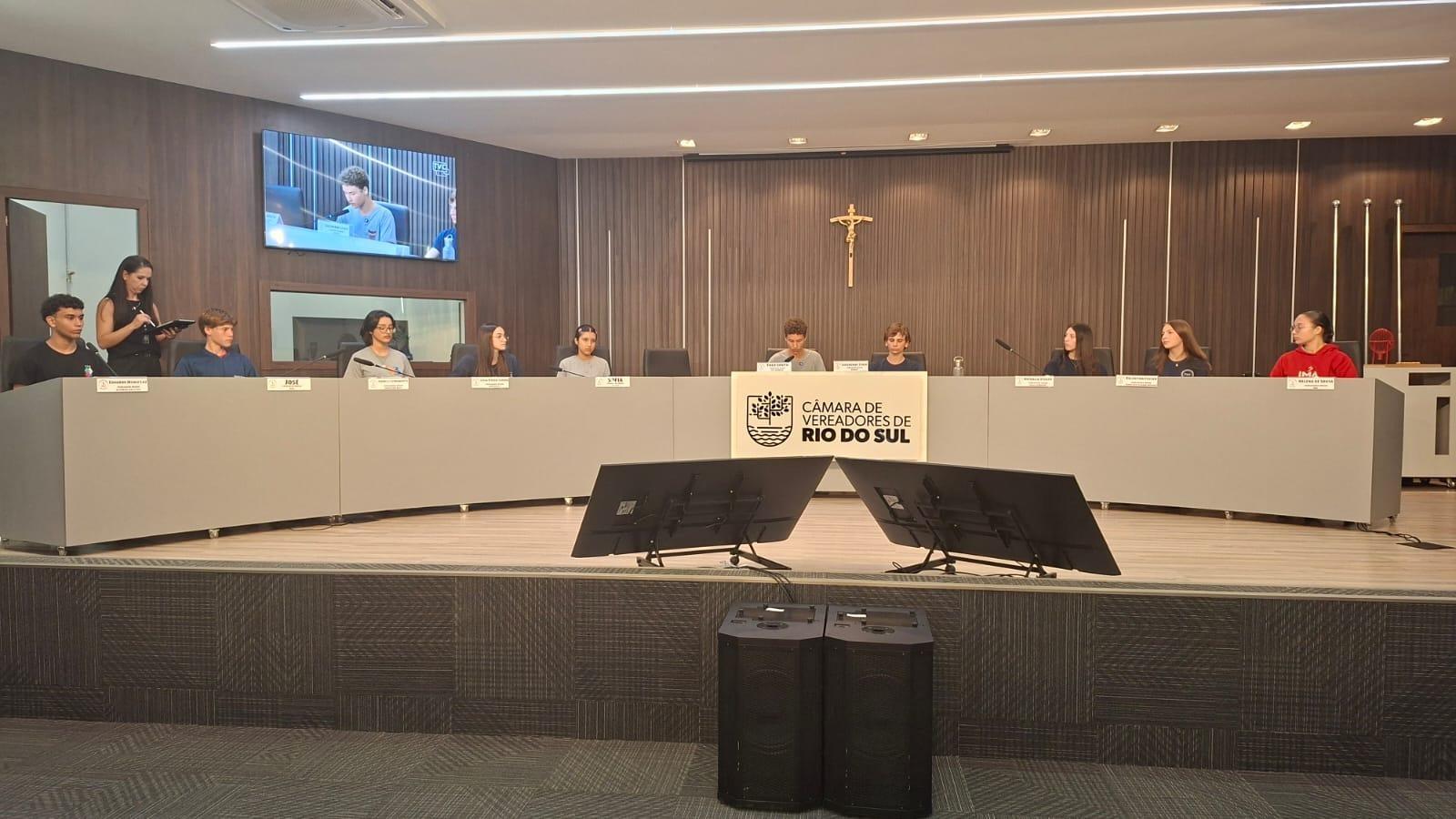 Rio do Sul retoma projeto e empossa vereadores mirins