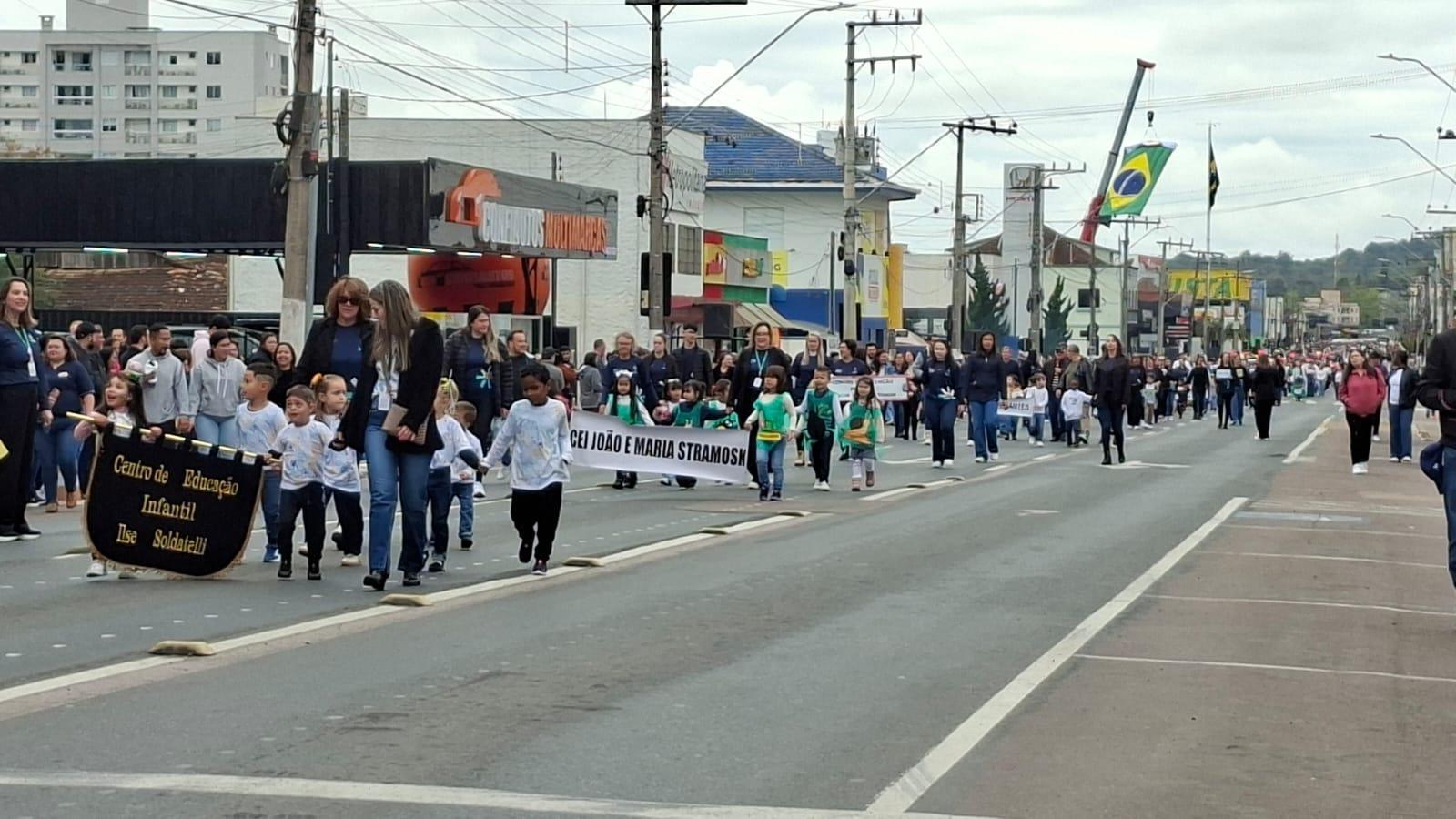 Rio do Sul reúne cerca de 2 mil pessoas em desfile cívico da Independência
