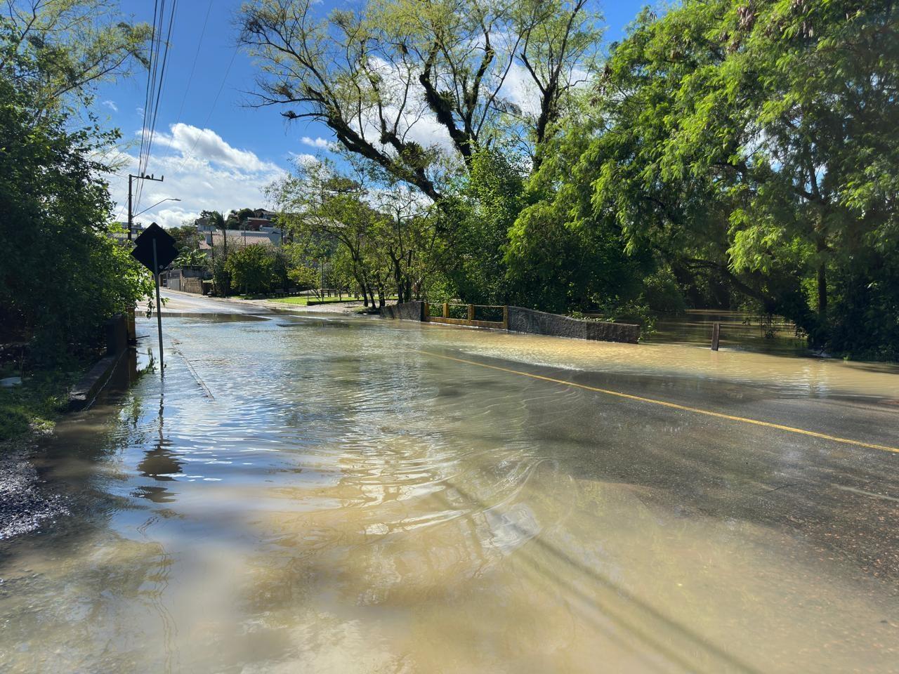 Rio Itajaí-Açu chega a 6,79 metros e causa transtornos pontuais em Rio do Sul