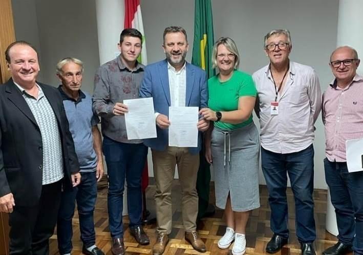 Rodovia que liga Petrolândia a BR-282 é pauta de encontro entre vereadores e Secretário da Infraestrutura do Estado