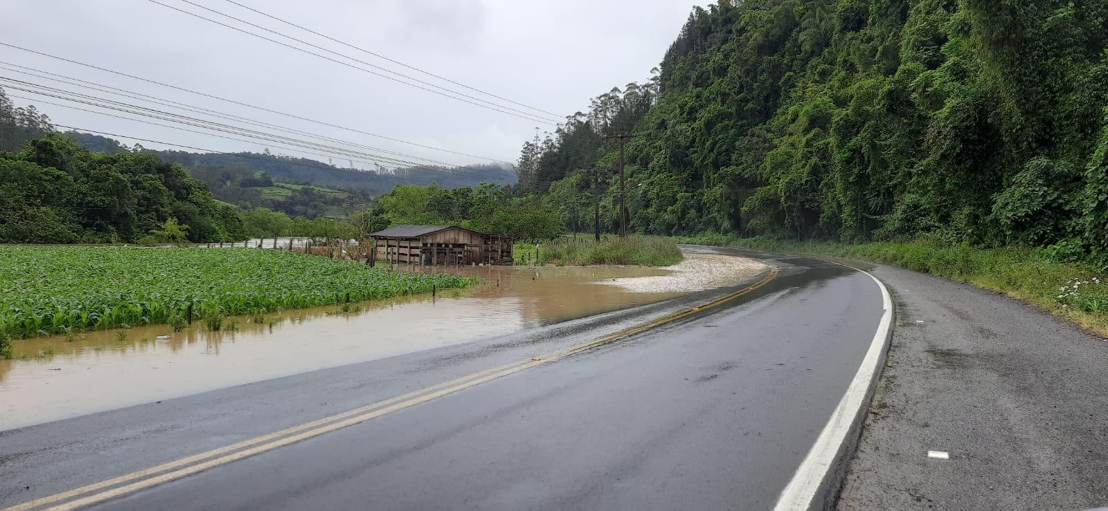 Rodovia SC-350 entre Ituporanga e Rio do Sul já registra alagamentos