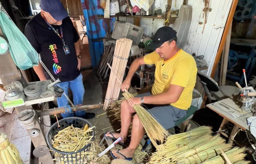 Saiba como se faz uma vassoura artesanal com ituporanguense que trabalha há mais de 30 anos no ofício