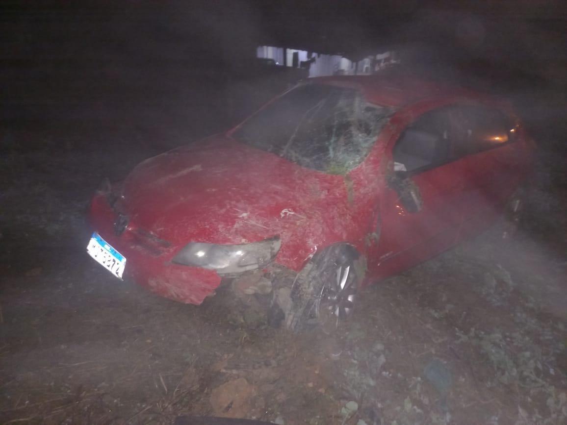 Saída de pista e capotamento deixa três pessoas feridas em Imbuia
