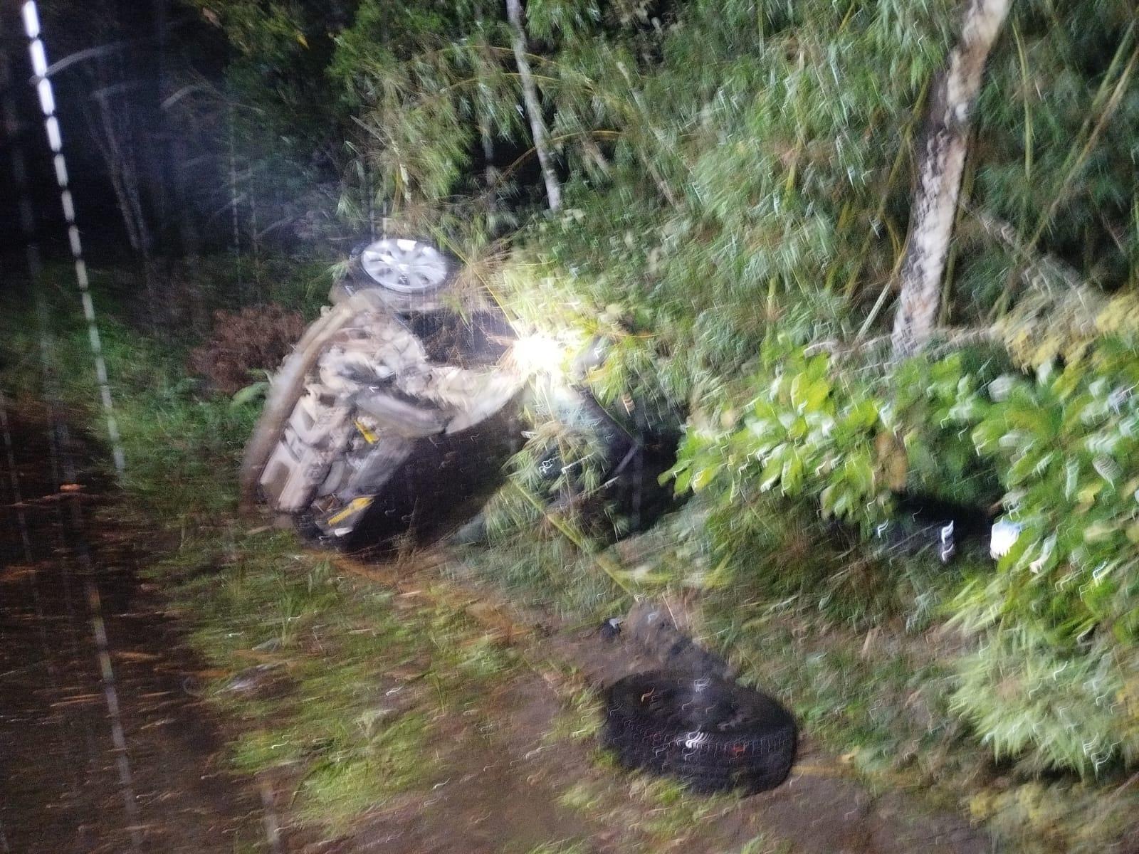 Saída de pista seguida de capotamento deixa uma pessoa ferida em Ituporanga