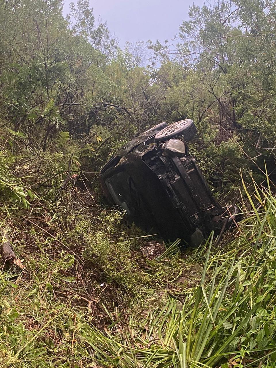 Saída de pista seguida de capotamento é registrada na BR-282, em Bom Retiro