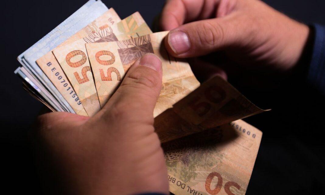 Salário Mínimo aumenta R$ 90,00; valor foi reajustado de R$ 1.212 para R$ 1.302