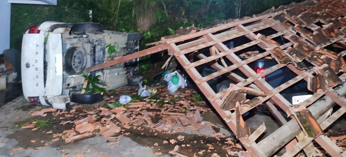 Saveiro sai da pista e atinge garagem de residência em Rio do Sul