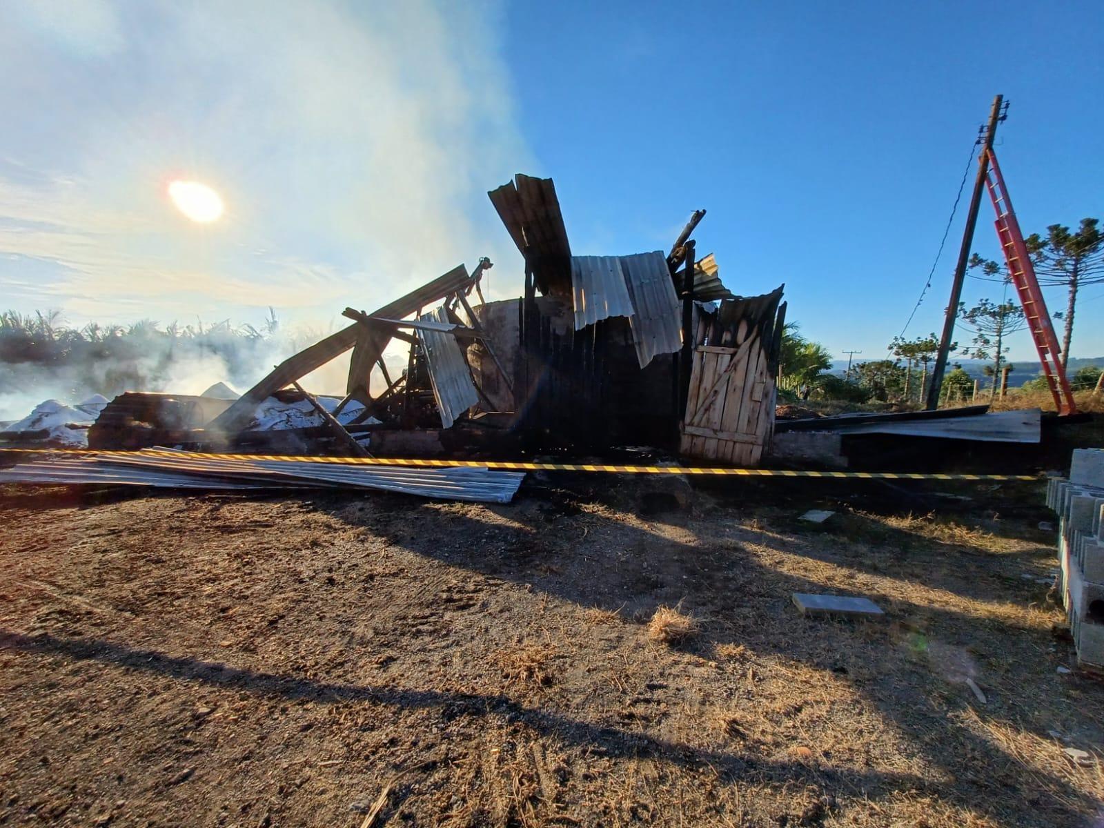 Secador de Milho é destruído por incêndio no Alto Vale
