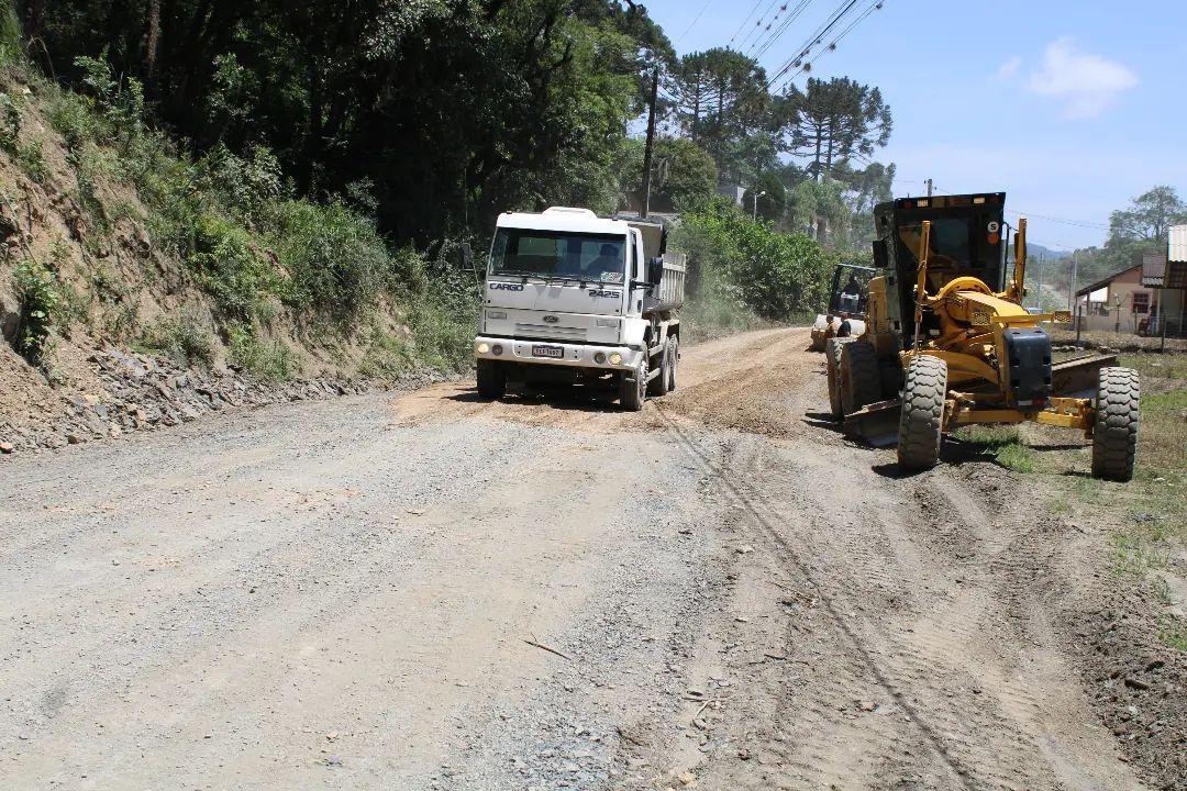 Secretaria de obras de Alfredo Wagner realiza manutenção nas estradas de Rio Demoras, Barrinha e Barro Preto