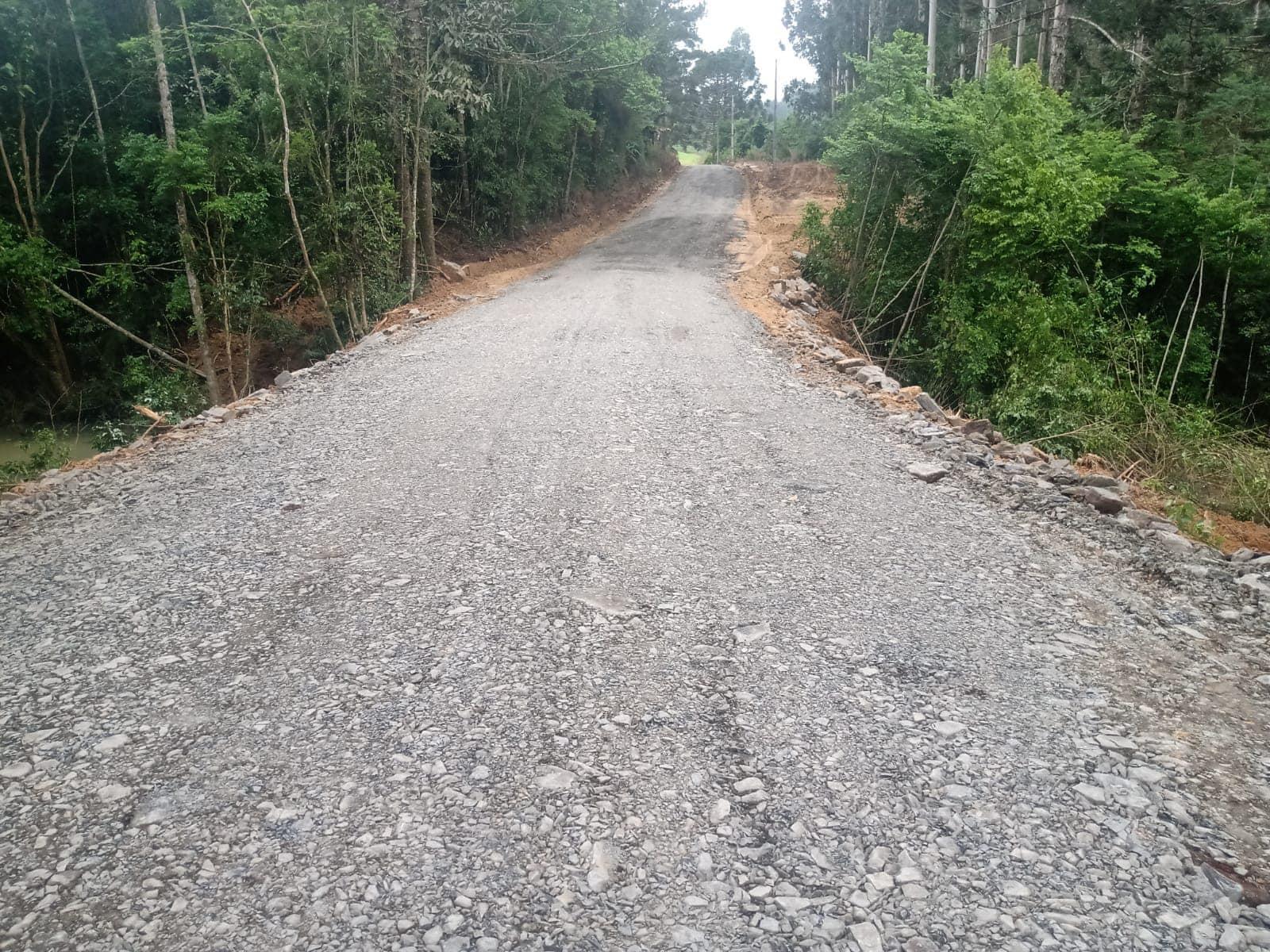 Secretaria de Obras de Atalanta conclui recuperação da estrada entre as localidades de Rio Caçador e São Miguel