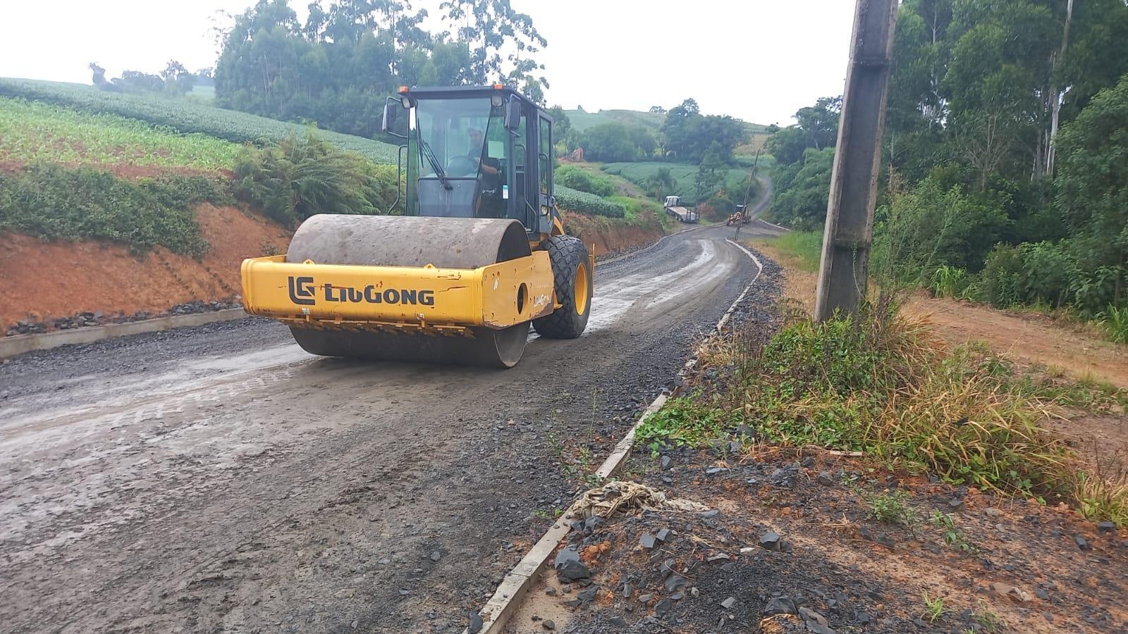 Secretaria de obras de Aurora continua trabalhando na manutenção das estradas