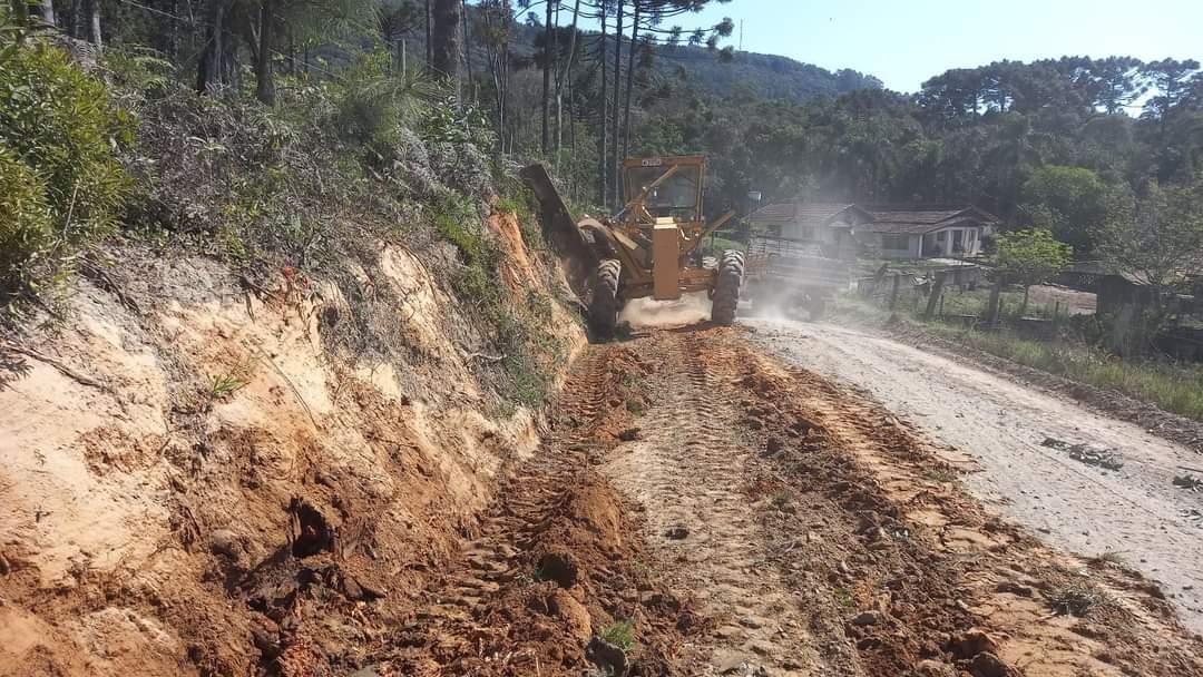 Secretaria de obras de Aurora realiza força tarefa na comunidade de Serra Aurora