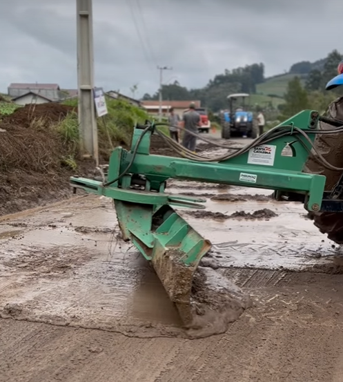 Secretaria de Obras de Chapadão do Lageado intensifica trabalho de recuperação das estradas após fortes chuvas