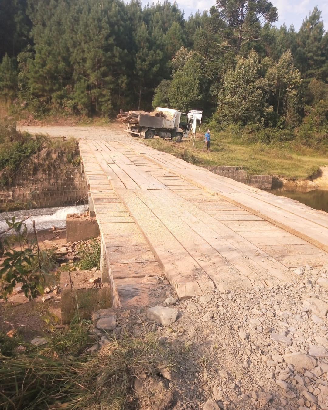 Secretaria de Obras de Petrolândia aproveita semana de sol pra adiantar serviços de melhorias das estradas