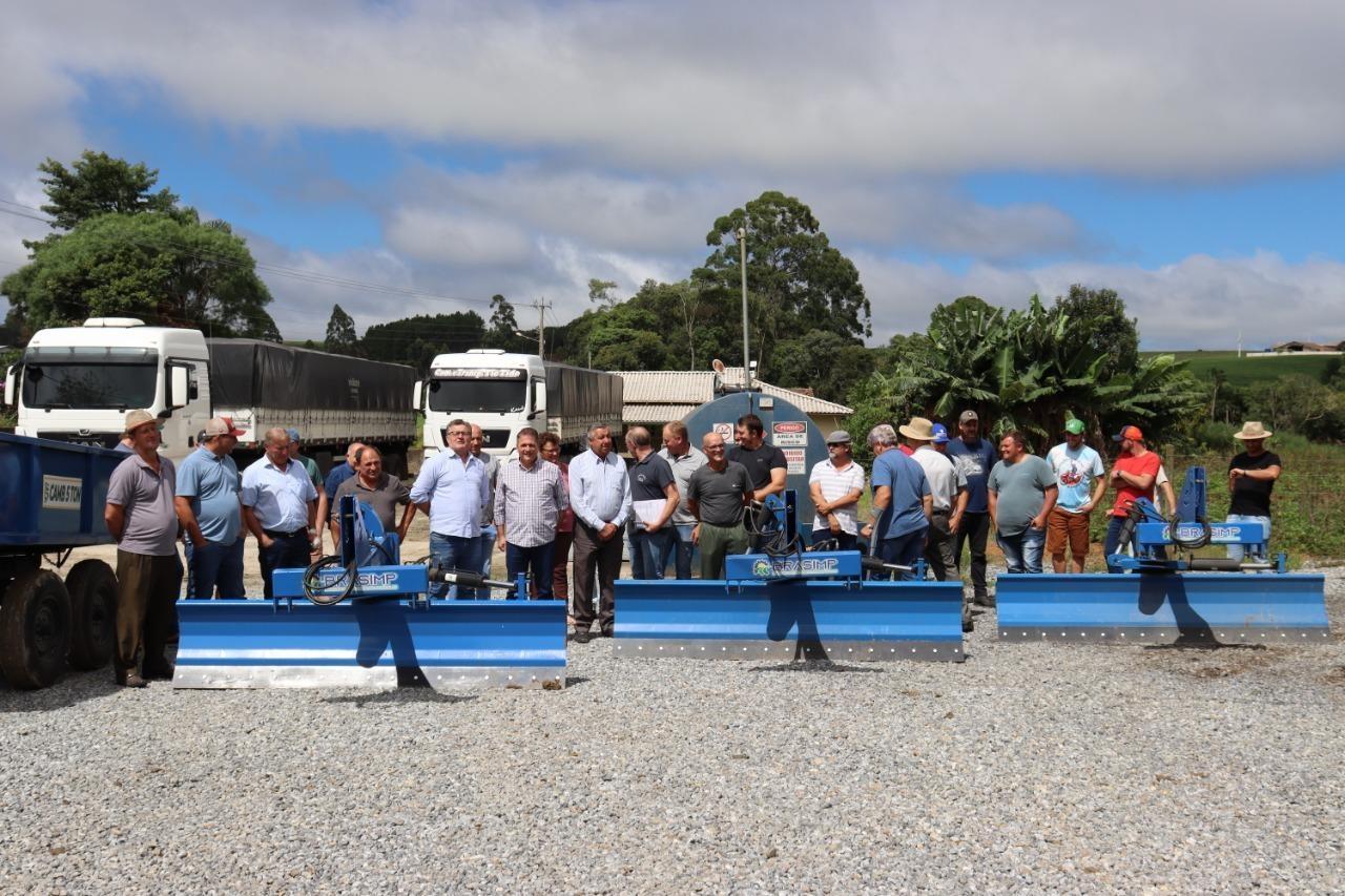 Secretário de Estado da Agricultura realiza entrega de implementos agrícolas em Imbuia