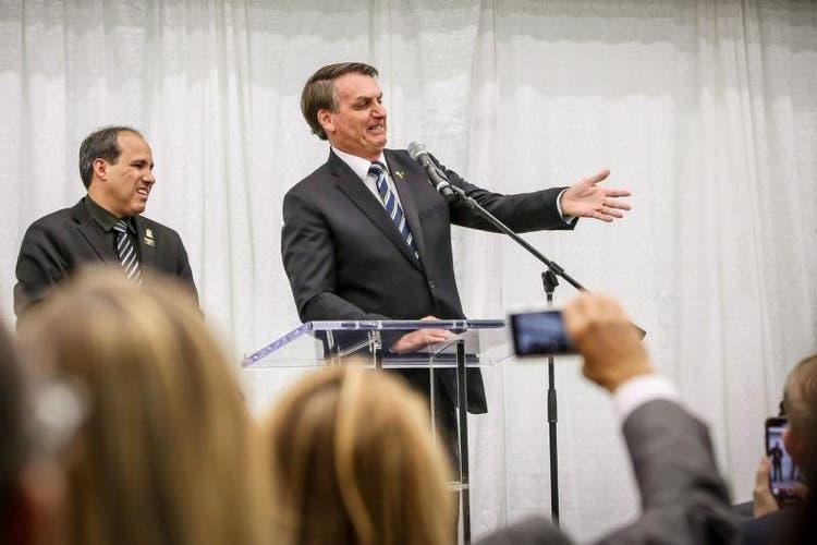 Sem apresentar provas, Bolsonaro diz que houve fraude e que foi eleito no 1º turno 