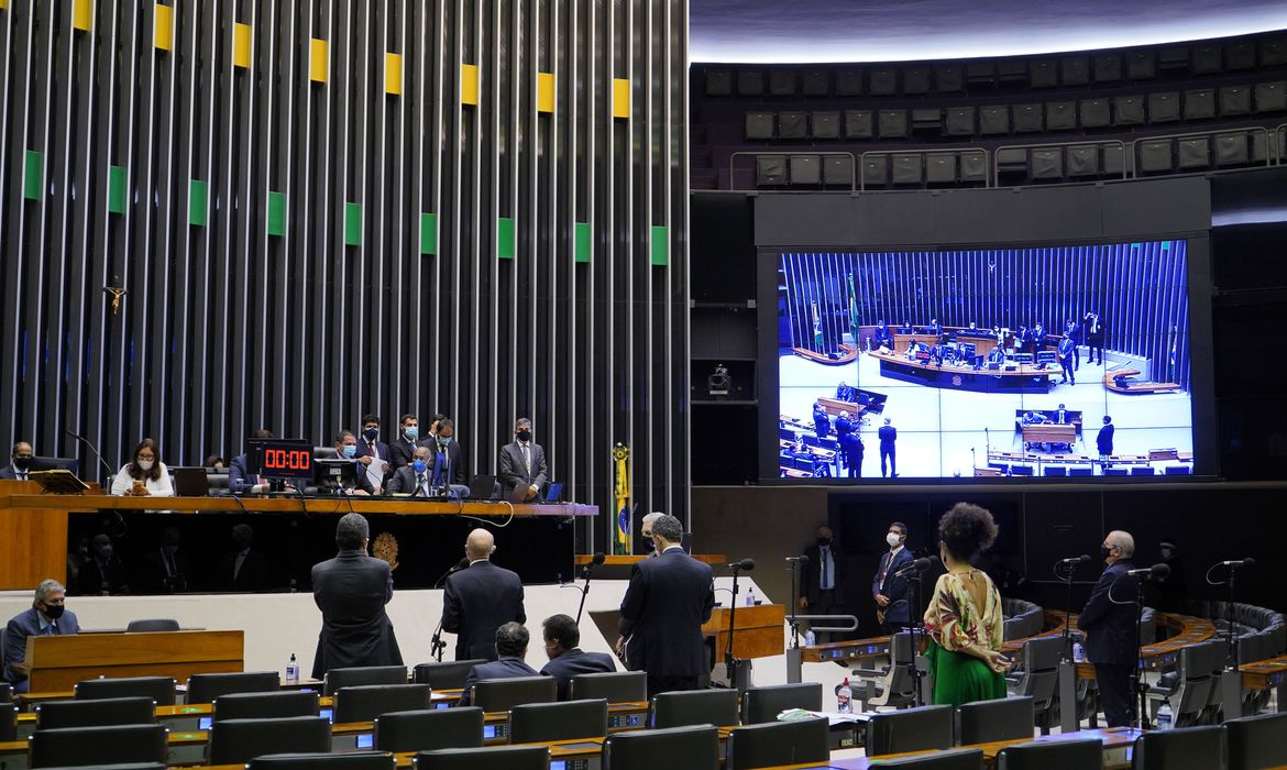 Sem distritão, câmara aprova texto-base da PEC da reforma eleitoral