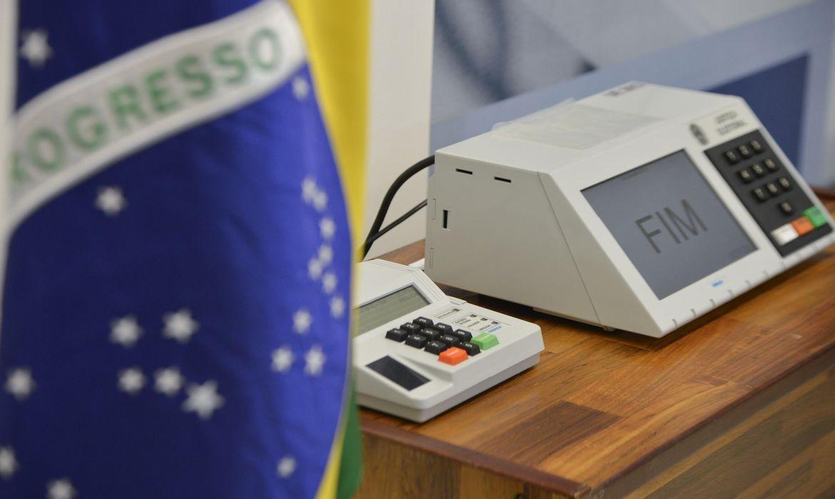Senado aprova texto-base da PEC que adia eleições municipais deste ano para novembro