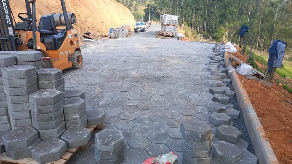Serra de São Martinho em Aurora é fechada para trânsito devido a obra de calçamento