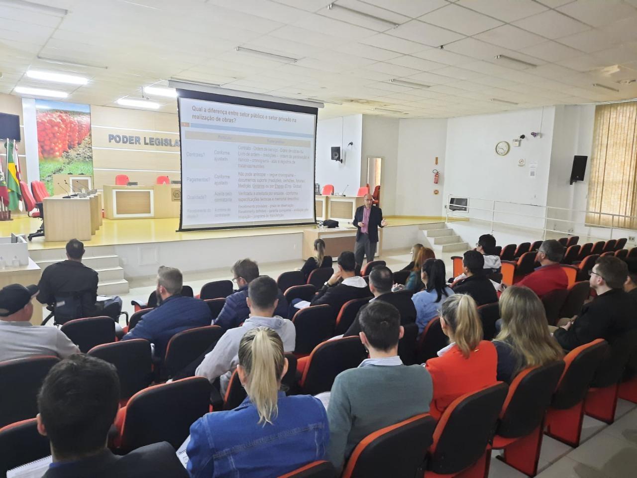 Servidores de Ituporanga participam de curso sobre obras e serviços de engenharia no setor público 