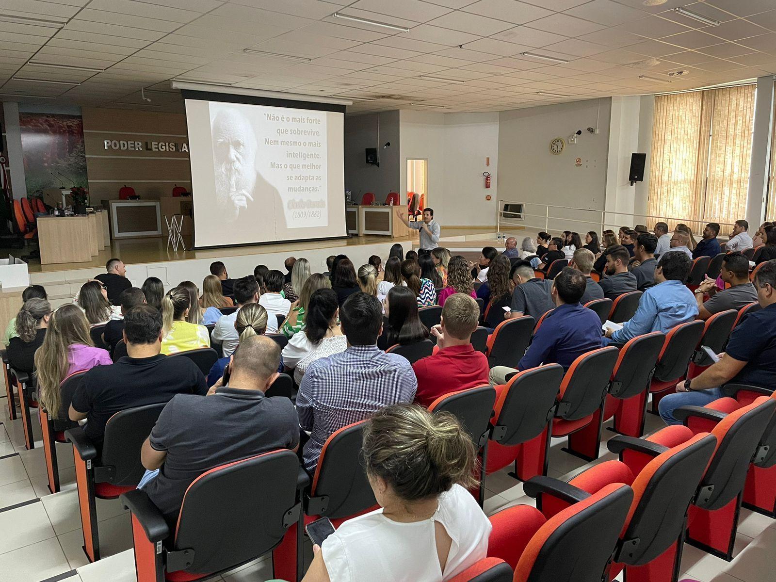 Servidores públicos de Ituporanga participam de palestra com o tema: "Cooperação, Respeito e Trabalho em Equipe”