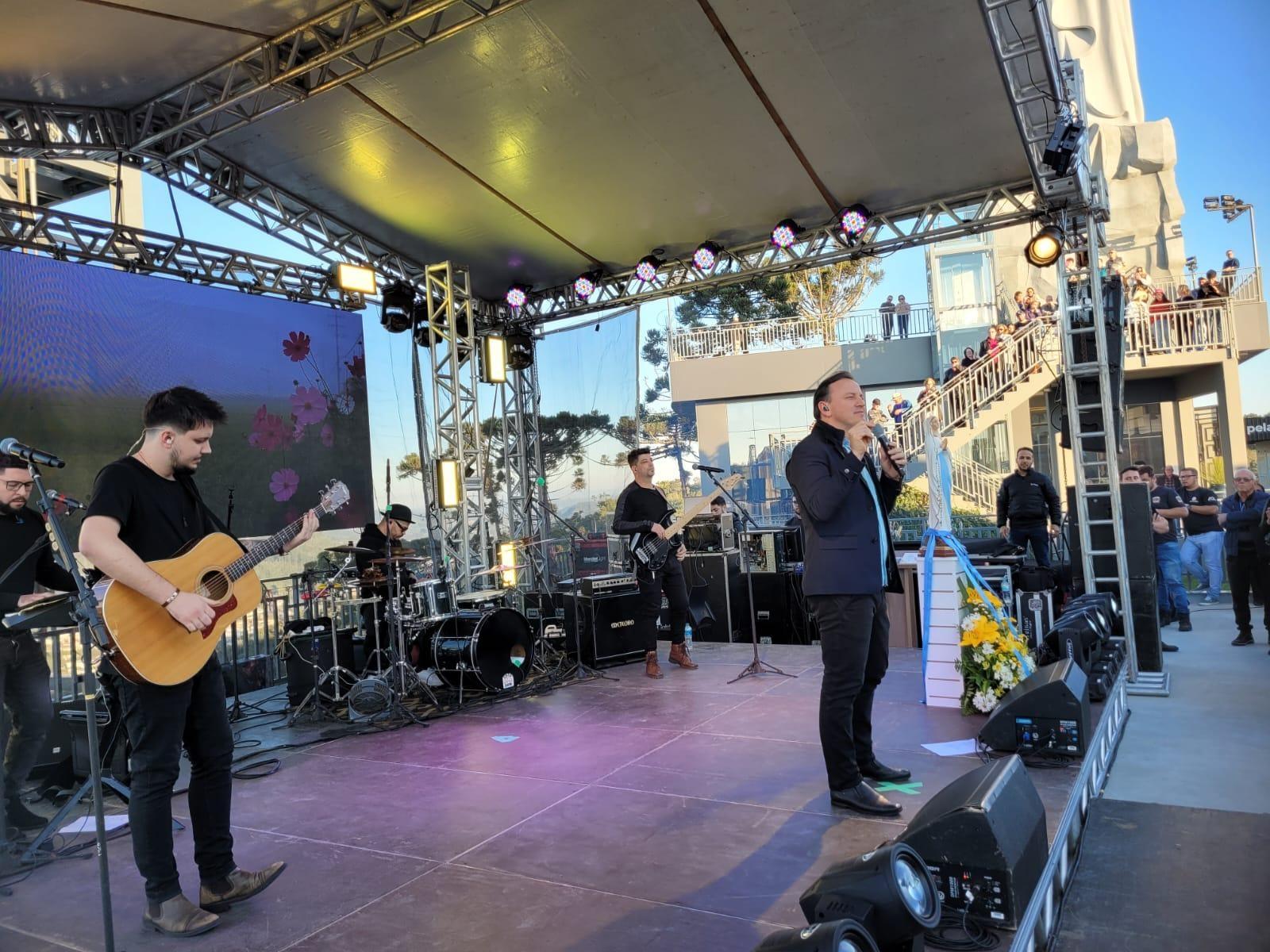 Show com Padre Ezequiel Dal Pozzo encerra as festividades de um ano do Santuário Nossa Senhora de Lourdes e do Louvor