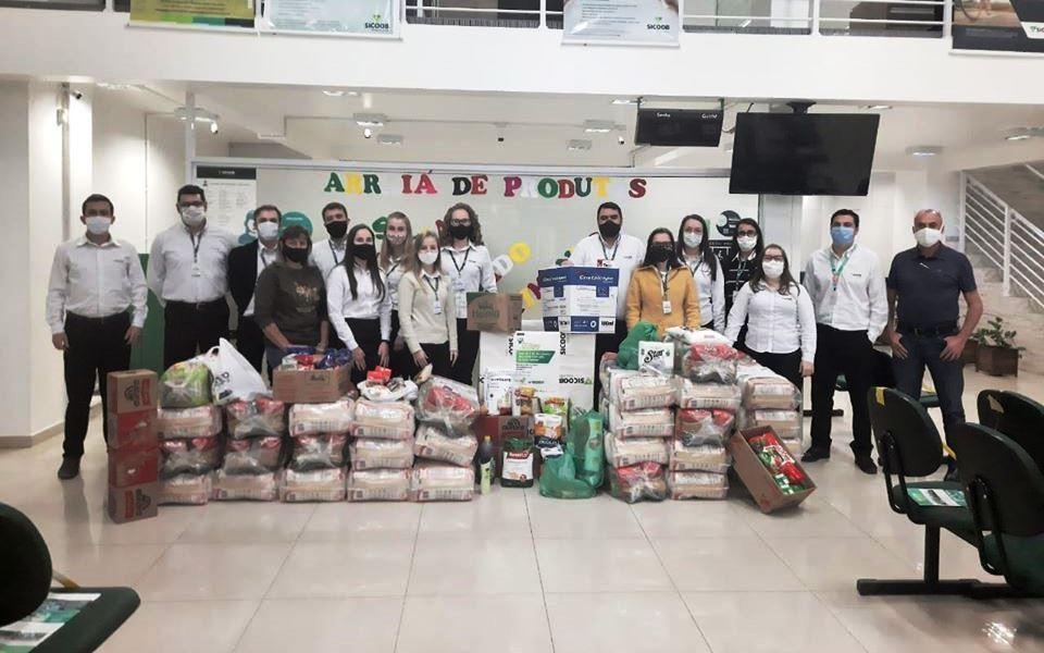 Sicoob Alto Vale arrecada cerca de 900 quilos de alimentos para famílias carentes em Ituporanga