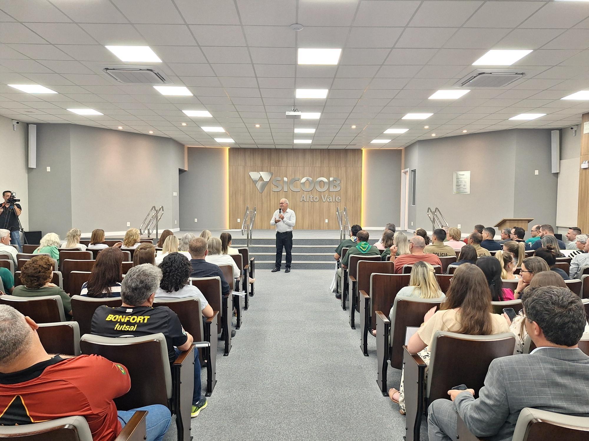Sicoob Alto Vale destina recursos para entidades da região