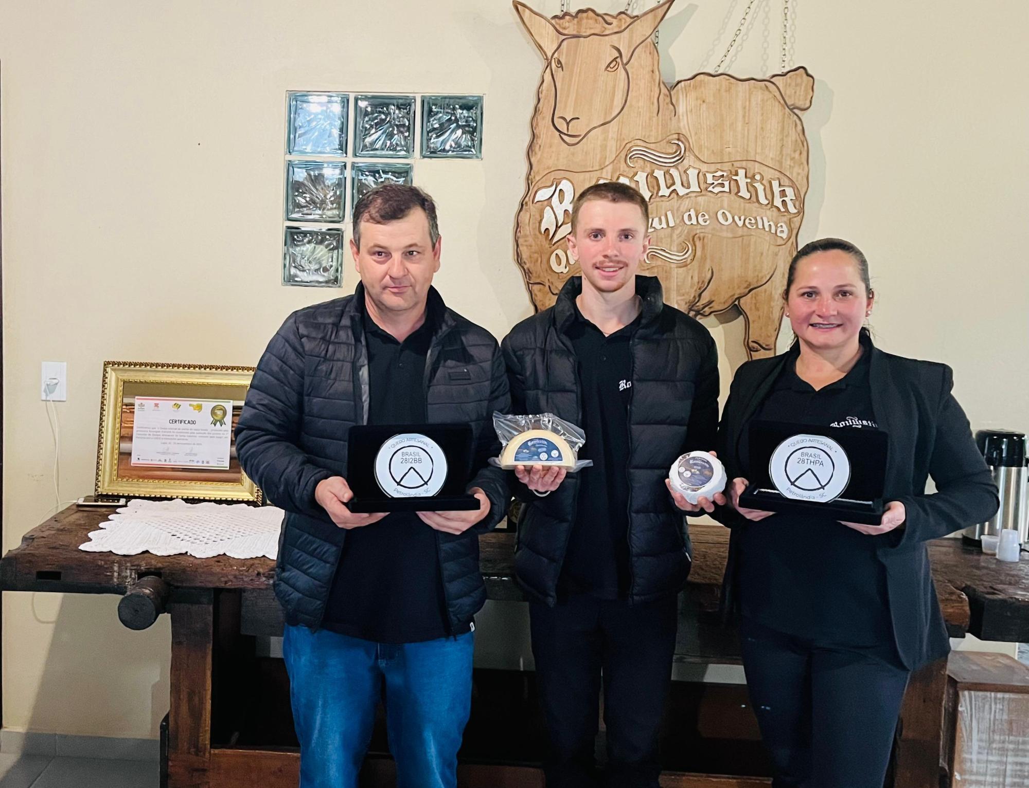 Sítio Rouwstik de Petrolândia recebe primeiro certificado de queijo colonial de Santa Catarina