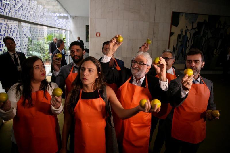 Sob crise política, Bolsonaro entrega ao Congresso proposta de reforma da Previdência