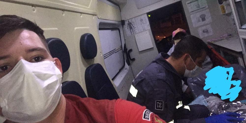 Socorristas fazem parto dentro de ambulância 