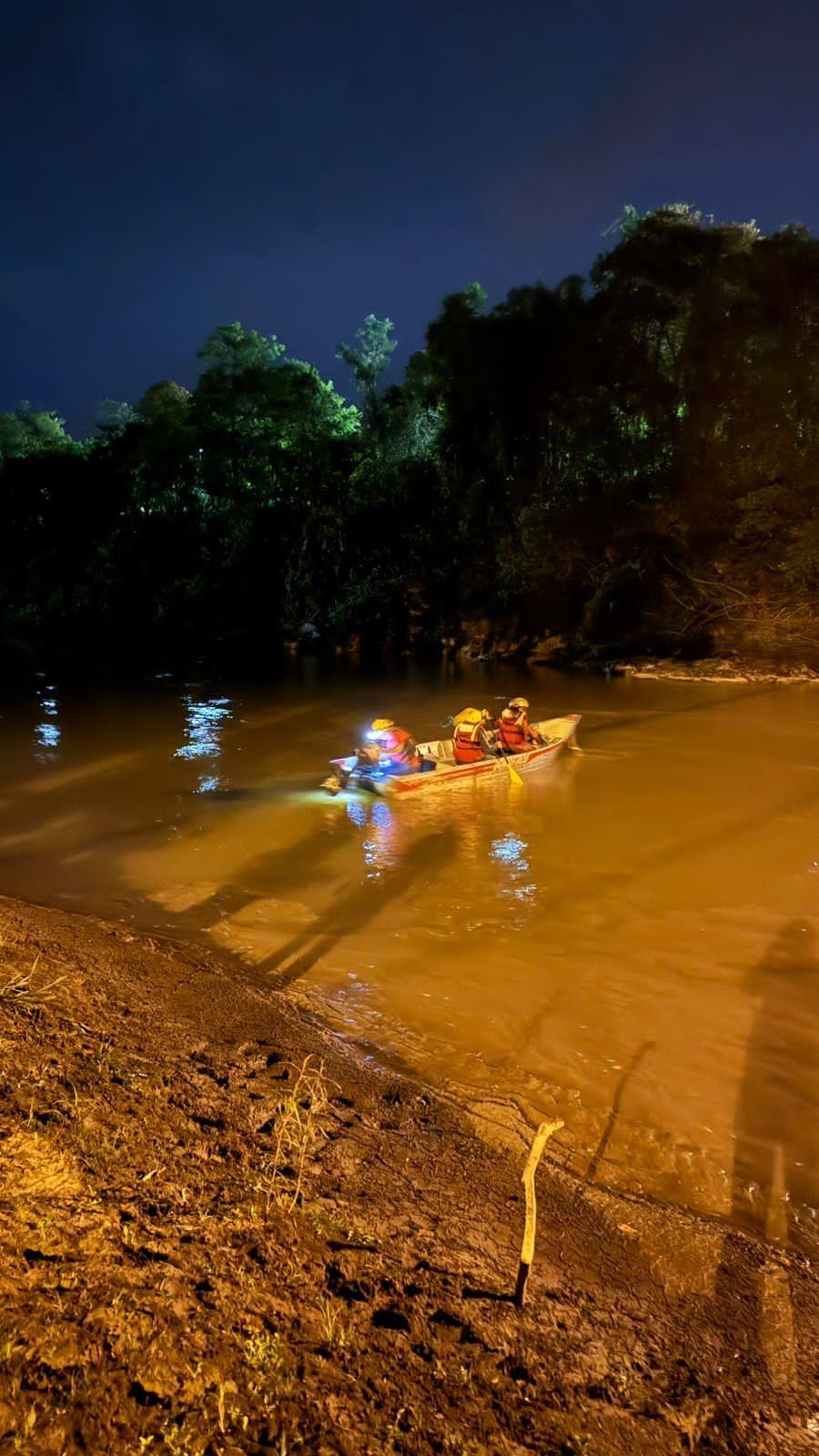 Suspeitos lançam pacote no rio durante perseguição policial em Santa Tereza