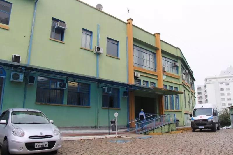Tábua quebra e servidor fica pendurado por viga em departamento municipal do Alto Vale