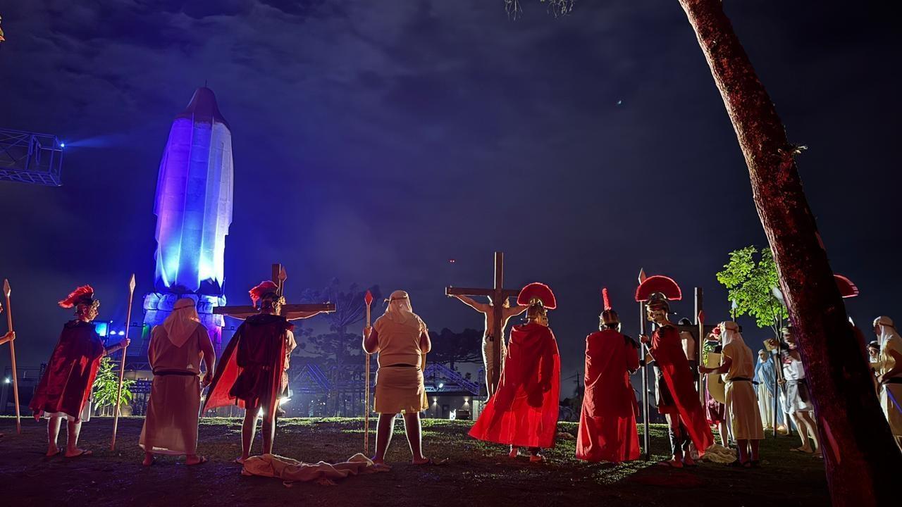 Teatro da Paixão de Cristo conta com mais de 70 atores e reúne cerca de mil pessoas em Ituporanga