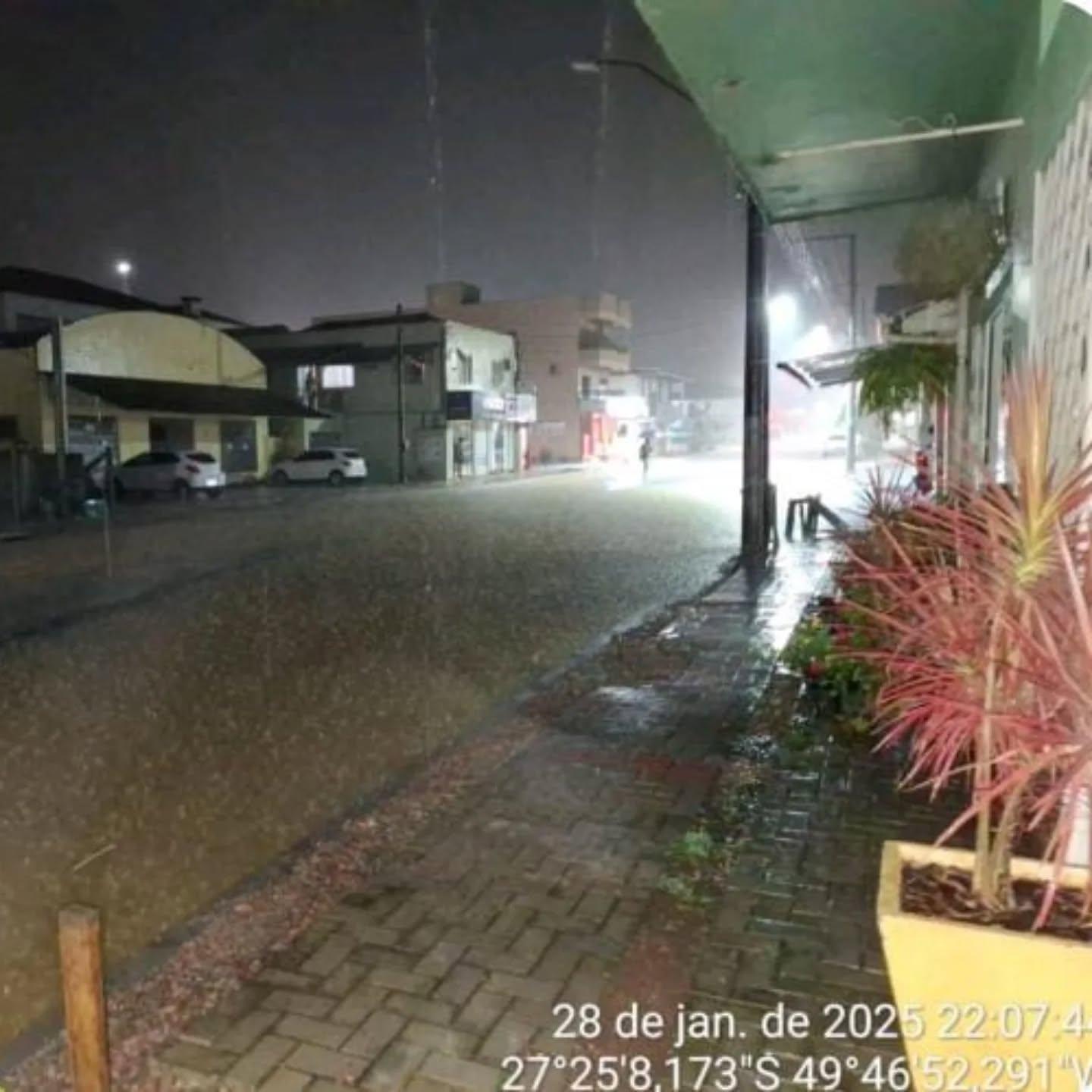 Temporal causa alagamentos em Atalanta