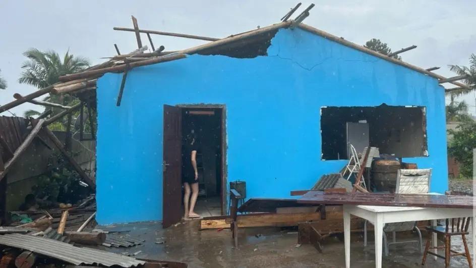 Temporal causa destelhamentos em Lontras
