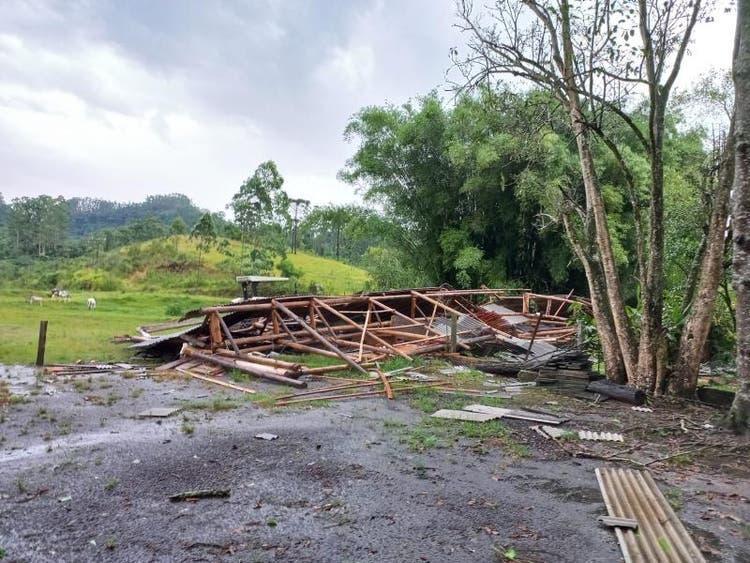 Temporal causa estragos em cidade no Alto Vale do Itajaí