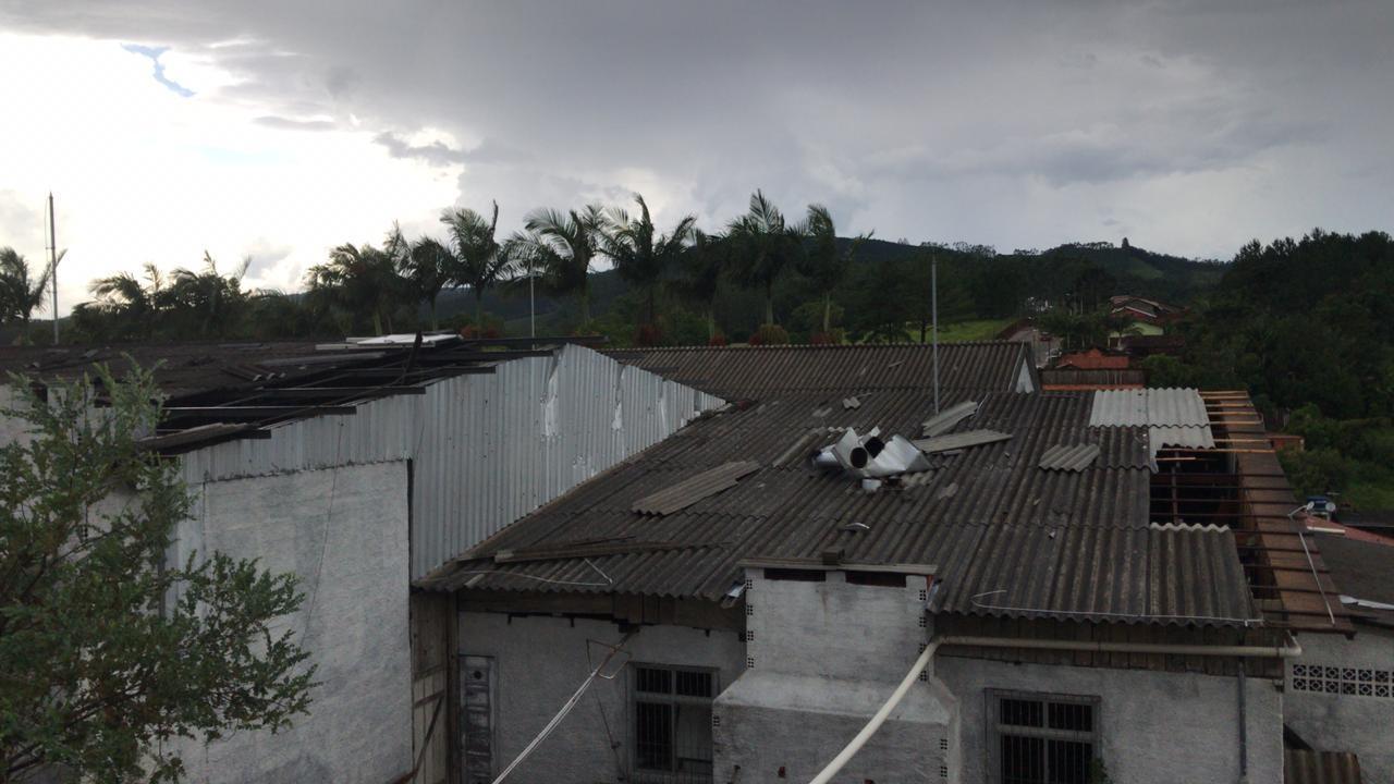 Temporal deixa mais de 100 casas destelhadas em Lontras