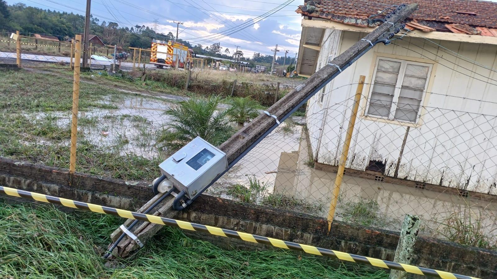 Temporal derruba árvores, postes e deixa moradores desabrigados no Alto Vale