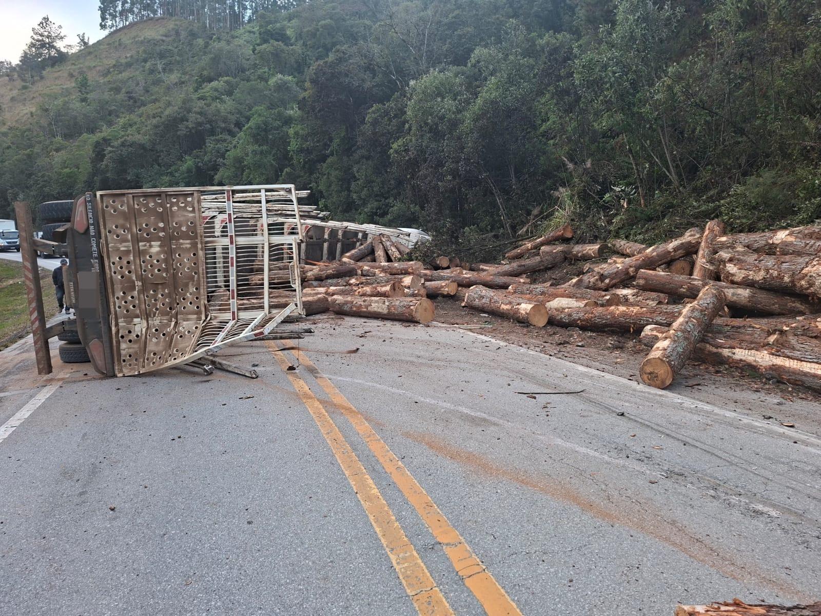 Tombamento de caminhão bloqueia totalmente a BR-282 em Rancho Queimado