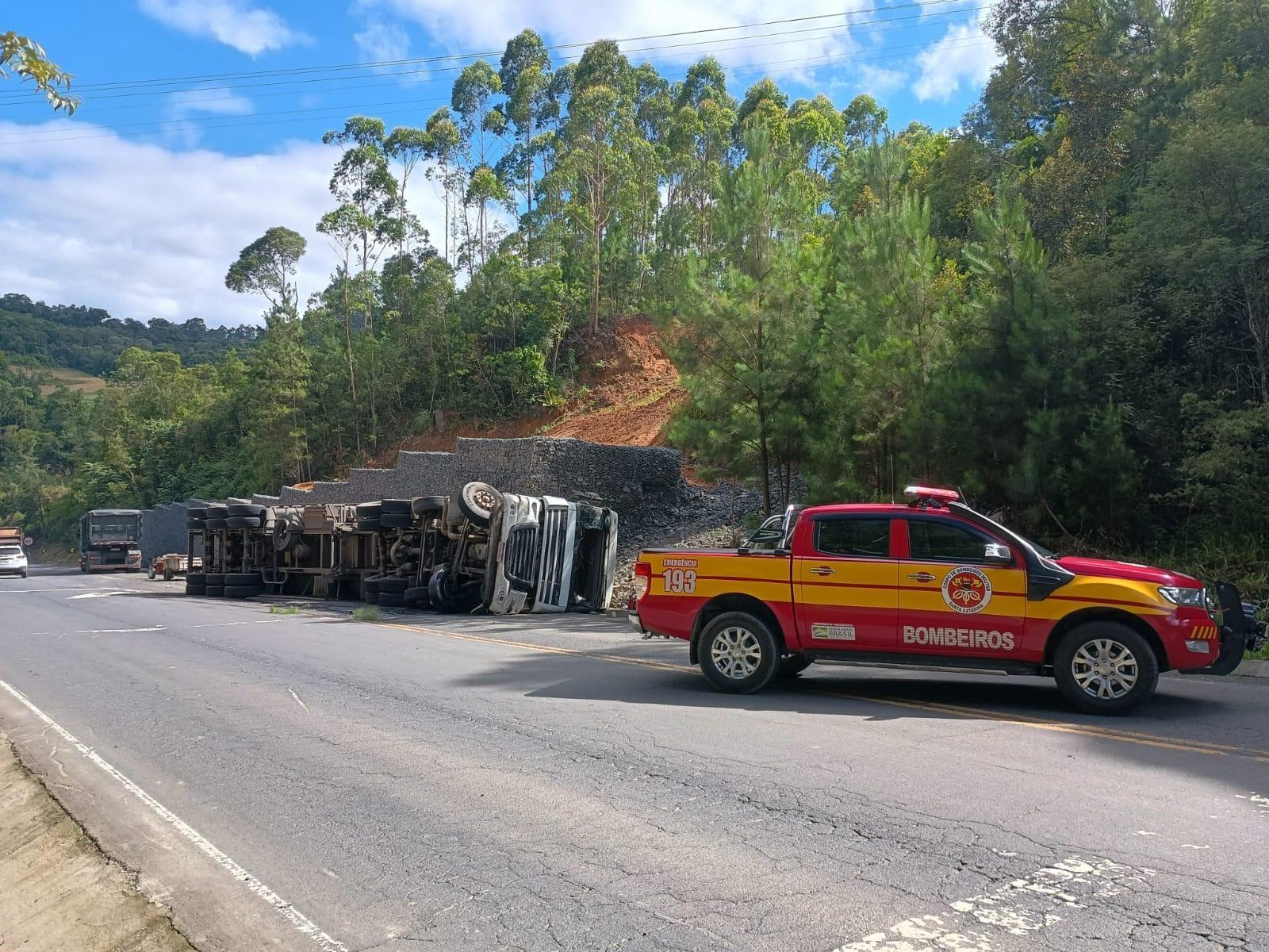 Tombamento de carreta mobiliza Corpo de Bombeiros em Ituporanga