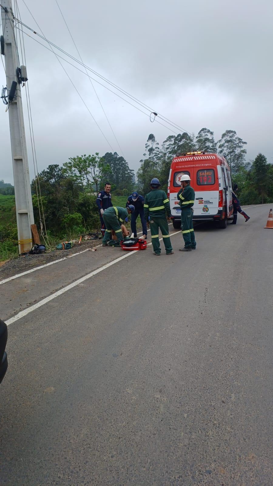 Trabalhador sofre choque elétrico enquanto realizava manutenção em rede elétrica