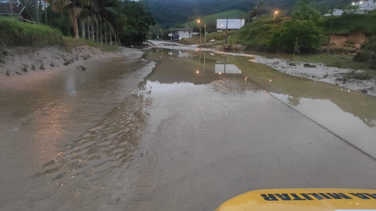 Trânsito continua interrompido na SC-350 entre Aurora e Rio do Sul