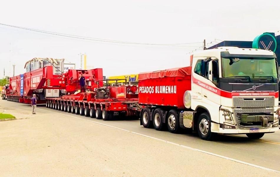 Transporte de carga superdimensionada pela BR 470 e BR 101 na sexta-feira (28).
