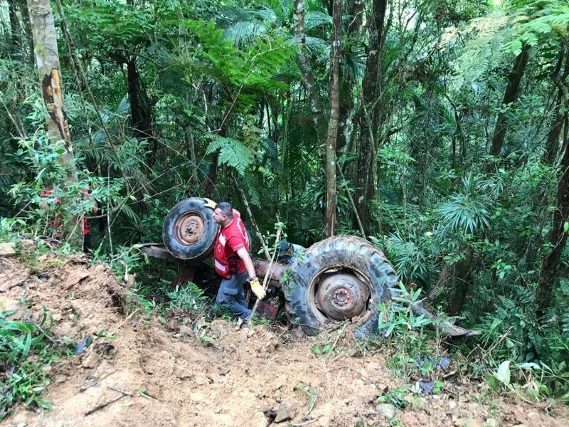 Trator cai de ribanceira e capota sobre motorista no interior de Apiúna