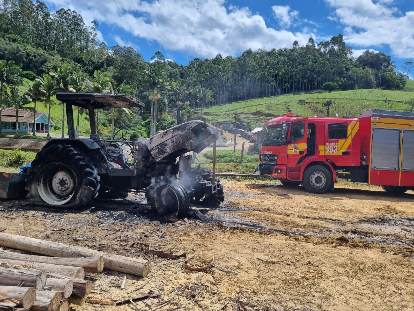Trator é destruído por incêndio em galpão em propriedade rural