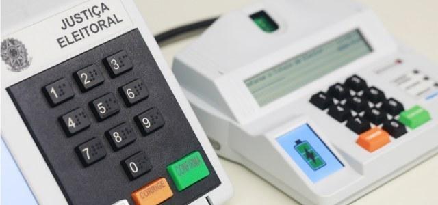 TRE-SC abre urna eletrônica ao público para explicar segurança do sistema de votação 