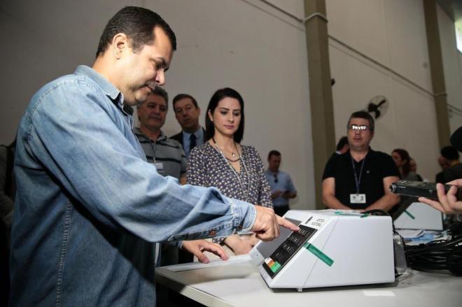 TRE-SC testa urnas com eleitores que relataram problemas no primeiro turno