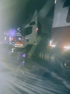 Três acidentes na BR-470 mobilizam o Corpo de Bombeiros na noite desta sexta-feira (25)