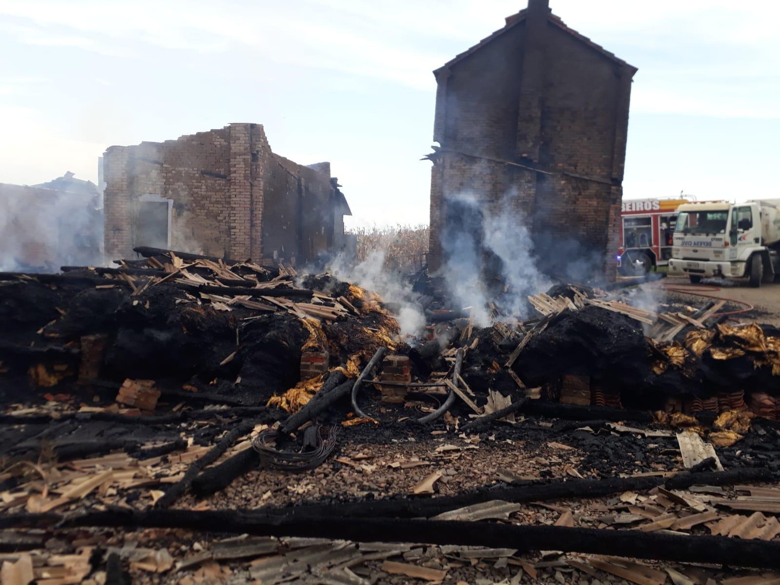 Três estufas de fumo são destruídas pelo fogo e agricultor estima cerca de R$ 400 mil em prejuízo